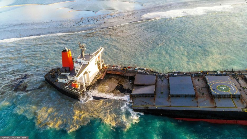 Zdjęcie statku MV Wakashio wykonane w sobotę 15 sierpnia. Tankowiec utknął na mieliźnie w pobliżu Parku Morskiego Blue Bay na Mauritiusie. 