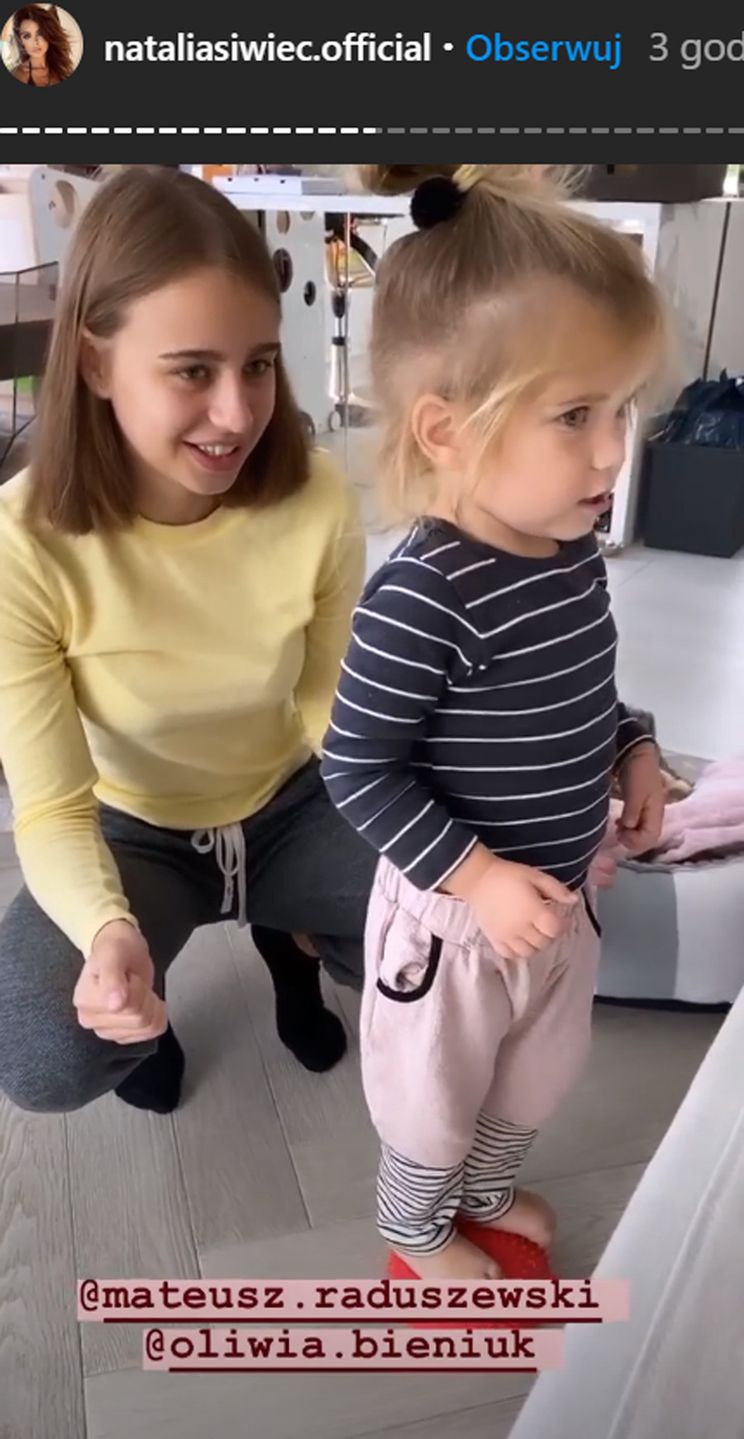 Oliwia Bieniuk bawi się z córką Natalii Siwiec