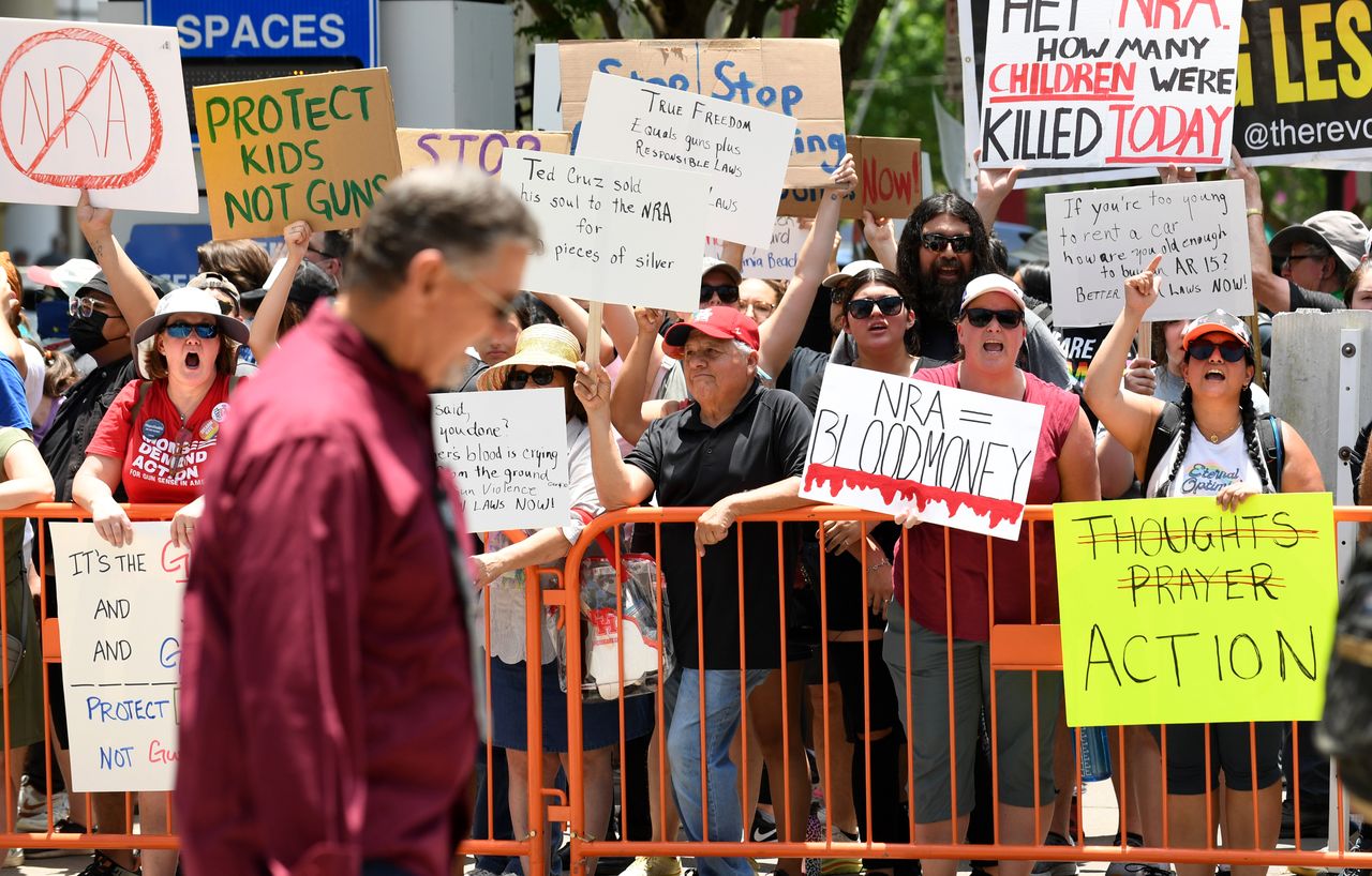 Protest przed budynkiem, w którym odbyła się konwencja Narodowego Stowarzyszenia Strzeleckiego, organizacji lobbującej przeciw ograniczeniu dostępu do broni w USA