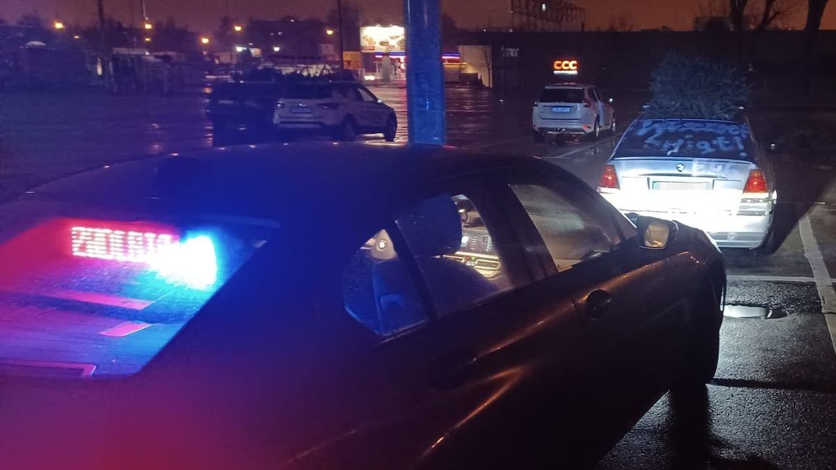 Kontrola policyjna samochodu marki BMW na parkingu przy ul. Orkana