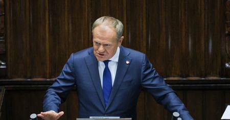 Tusk o smartfonach w szkołach. Mówi o "pladze internetu"