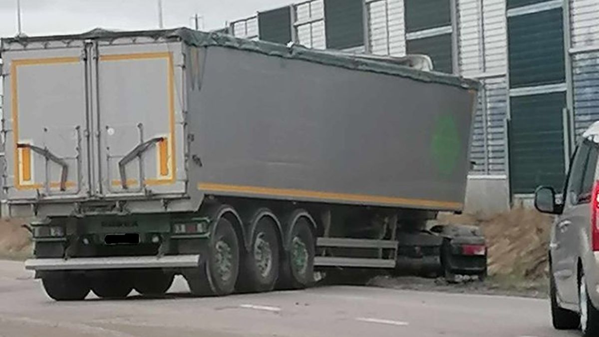 Ciężarówka zakopała się na poboczu jezdni w Kalinówce