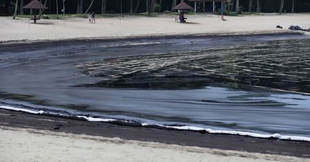 Wyciek ropy w luksusowym kurorcie. Plaże są czarne