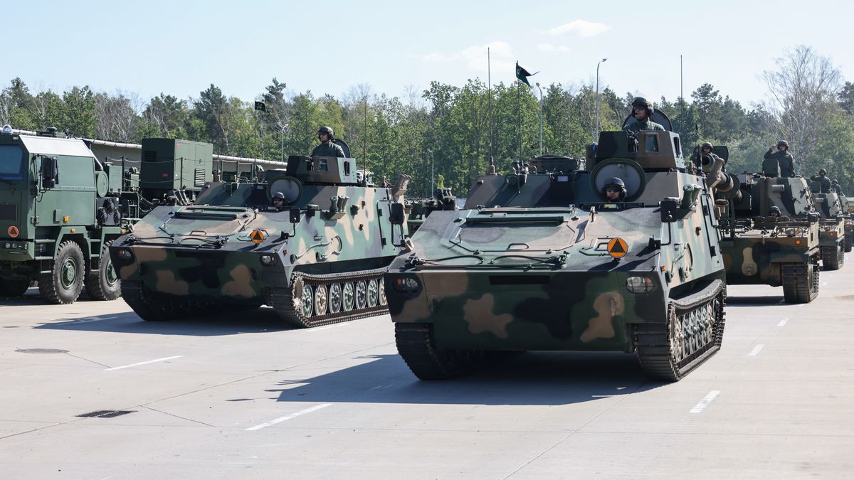 Warszawa, 12.08.2025. Dzień otwarty dla mediów w 1. Warszawskiej Brygadzie Pancernej w Warszawie - Wesołej, 12 bm. podczas zgrupowania wojskowego sprzętu ciężkiego do defilady z okazji Święta Wojska Polskiego. (ad) PAP/Albert Zawada