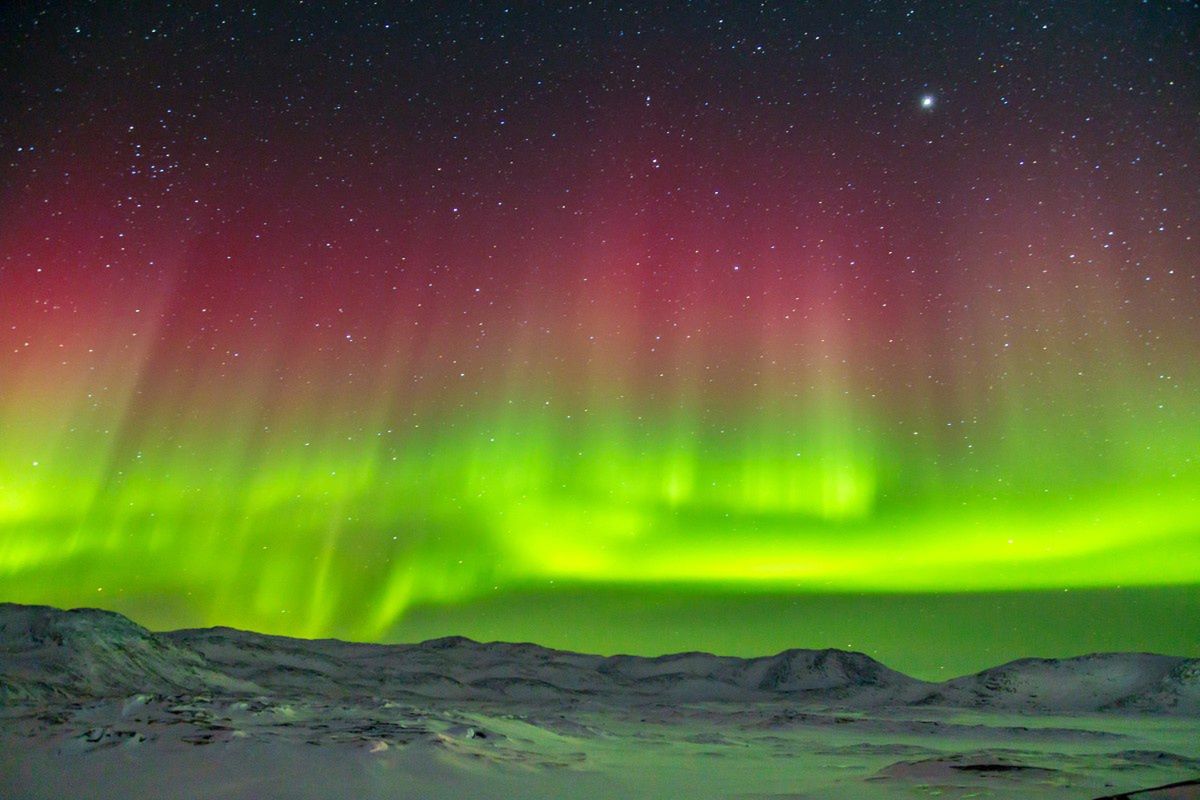 Trwa krwawy festiwal zorzy polarnej. Dlaczego niebo płonie?