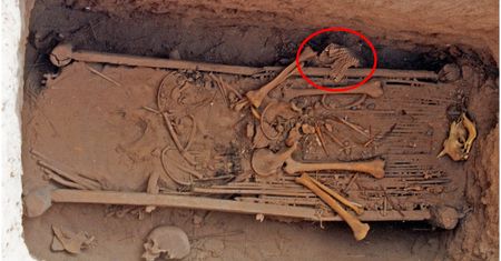 Zadziwiająca podróż starożytnego artefaktu. Jak asyryjska zbroja znalazła się w chińskim grobowcu?