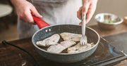 Od zawsze tak smażę rybę i się nie rozpada. Patent zdradził mi szef kuchni