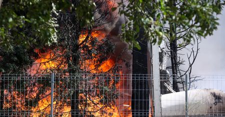 Duży pożar pod Łodzią. Wybuchły zbiorniki z aerozolami. Są ranni