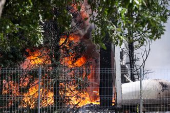 Duży pożar pod Łodzią. Wybuchły zbiorniki z aerozolami. Są ranni