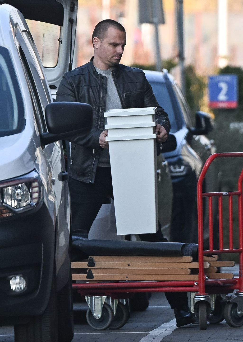 Marcin Hakiel wywozi meble ze swojej szkoły tańca