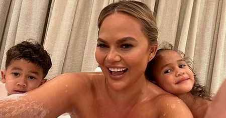 Chrissy Teigen nago z dziećmi w wannie. Ekspert skomentował zachowanie gwiazdy