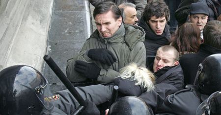 Białoruś. Policjanci odchodzą ze służby. "Nie będę pałować bezbronnych ludzi"