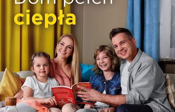 Pracownicy w roli szczęśliwej rodziny reklamują Isover (wideo)