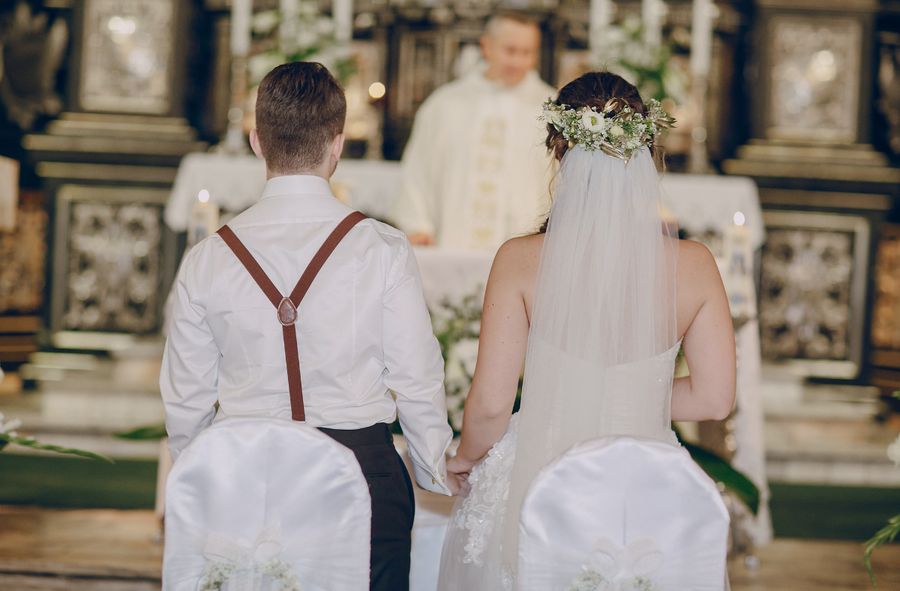 Młode pary rezygnują ze ślubów kościelnych 