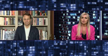 Sikorski trolluje w TVN. Wspomina pocałunek Kaczyńskiego