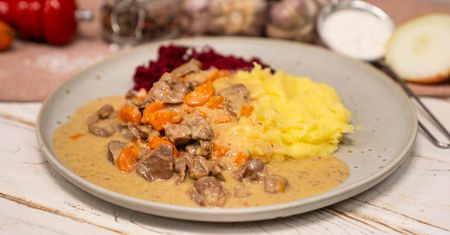 Gulasz z żołądków z buraczkami i ziemniakami. Smakuje jak u babci