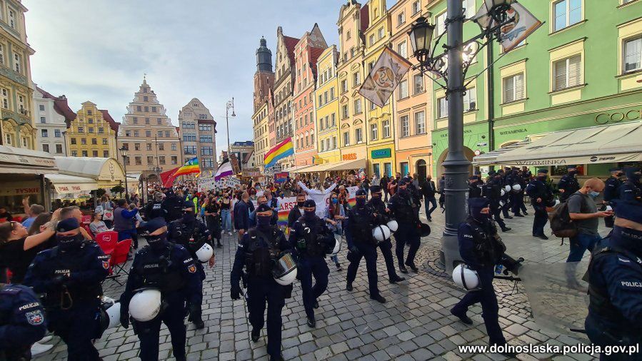 Wrocław. Obraził uczestników marszu równości. Odpowie za zniesławienie