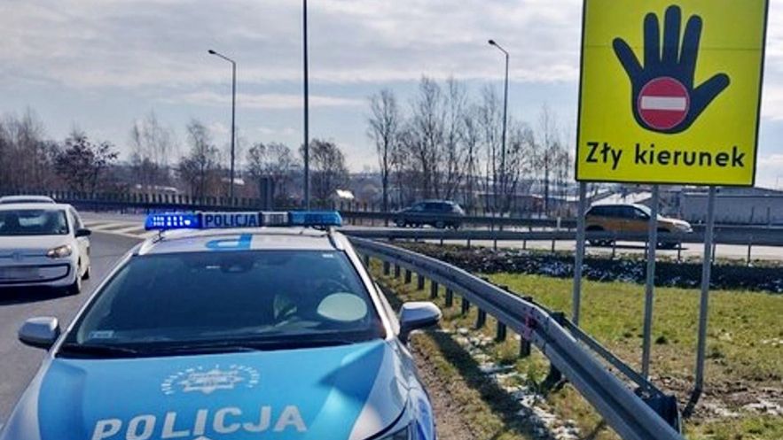 Minął zjazd na S17. Zawrócił i ruszył pod prąd