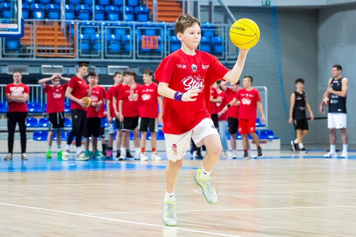 dzieci, boisko, gra w kosza