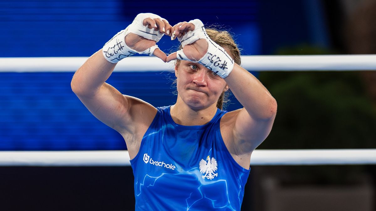 Julia Szeremeta  of Poland compete during Women's 57kg - Final of the Boxing on Roland-Garros Stadium during the Paris 2024 Olympics Games on August 10, 2024 in Paris, France.  (Photo by Andrzej Iwanczuk/NurPhoto via Getty Images)