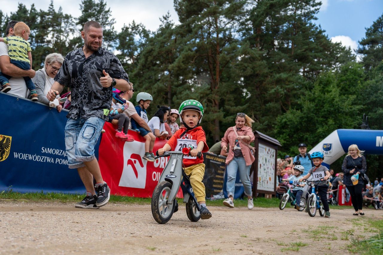 Żukowo: NASZA AKCJA. Zawody rowerkowe, 7 września 2025. To było bardzo rodzinne święto. Wystartowało kilkuset młodych cyklistów