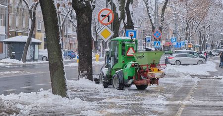 Kilkugodzinne opady śniegu uszczupliły budżet miasta o 170 tys. zł. Większość ulic czarna i mokra