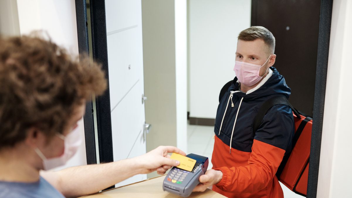 Płatność kartą; karta; płatności bezgotówkowe; gotówka; dostawa; kurier; jedzenie; żywność; paczka; przesyłka