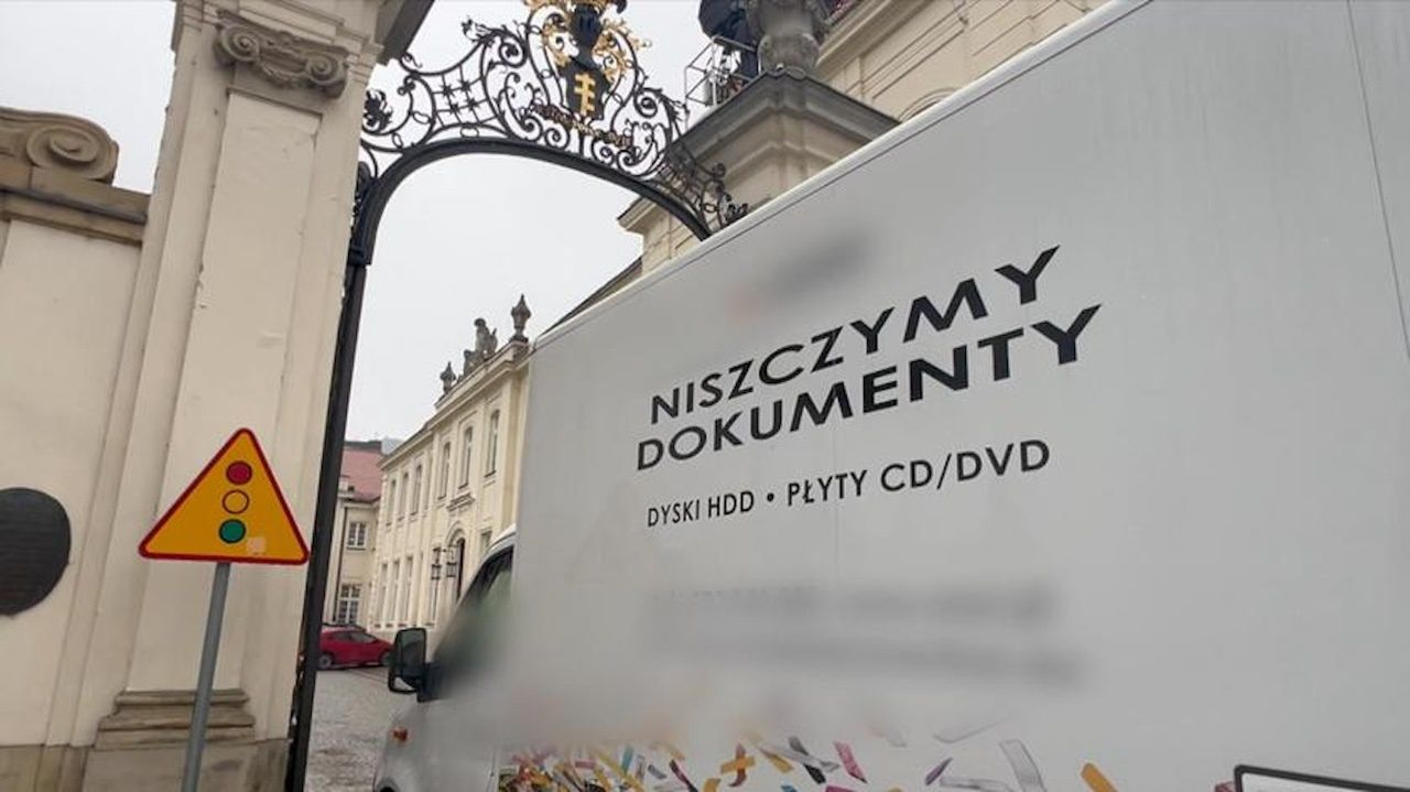 Furgonetka przyłapana pod ministerstwem. Wymowny napis: "Niszczymy dokumenty"