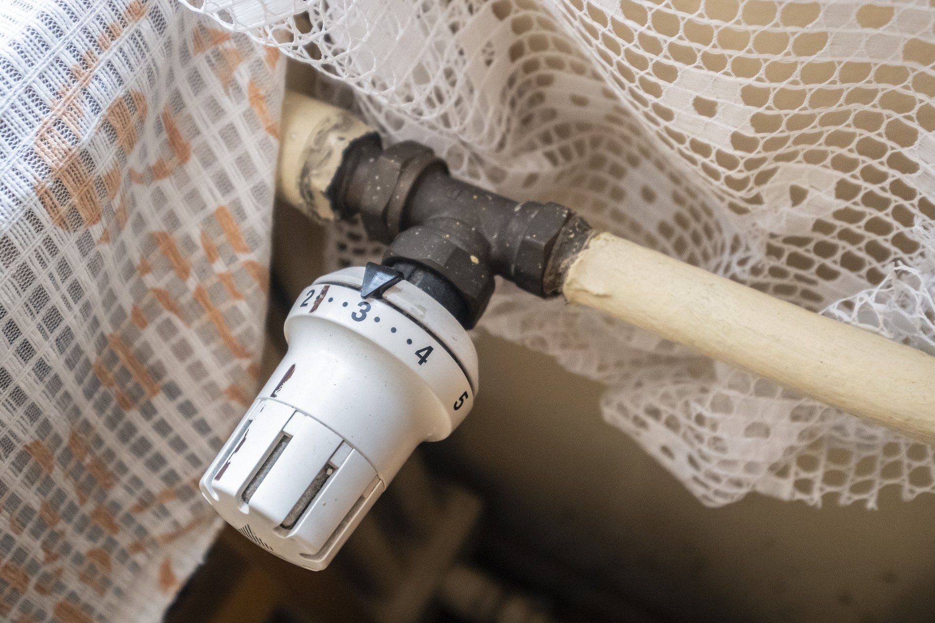 Wypłata bonu ciepłowniczego nastąpi po zakończeniu okresu rozliczeniowego, w którym obowiązywała dana cena ciepła. Oznacza to, że pieniądze trafią do gospodarstw domowych z pewnym opóźnieniem - po zweryfikowaniu wniosków i ustaleniu wysokości należnego wsparcia.Środki będą przekazywane bezpośrednio na konto wskazane we wniosku lub w inny sposób określony przez gminę.za okres 1 lipca - 31 grudnia 2025 r. - wypłaty planowane są w I kwartale 2026 roku,za okres 1 stycznia - 31 grudnia 2026 r. - wypłaty zaplanowano na III kwartał 2026 roku.