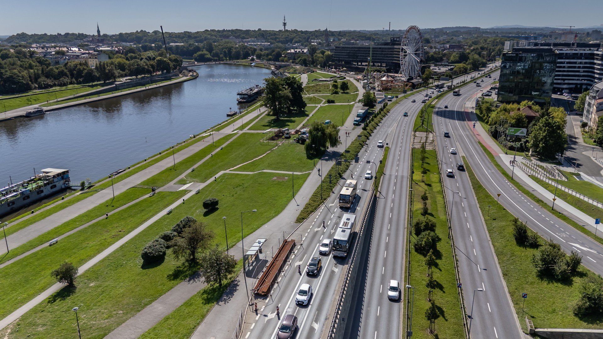 Na moście Grunwaldzkim montują elementy pod szyny tramwajowe