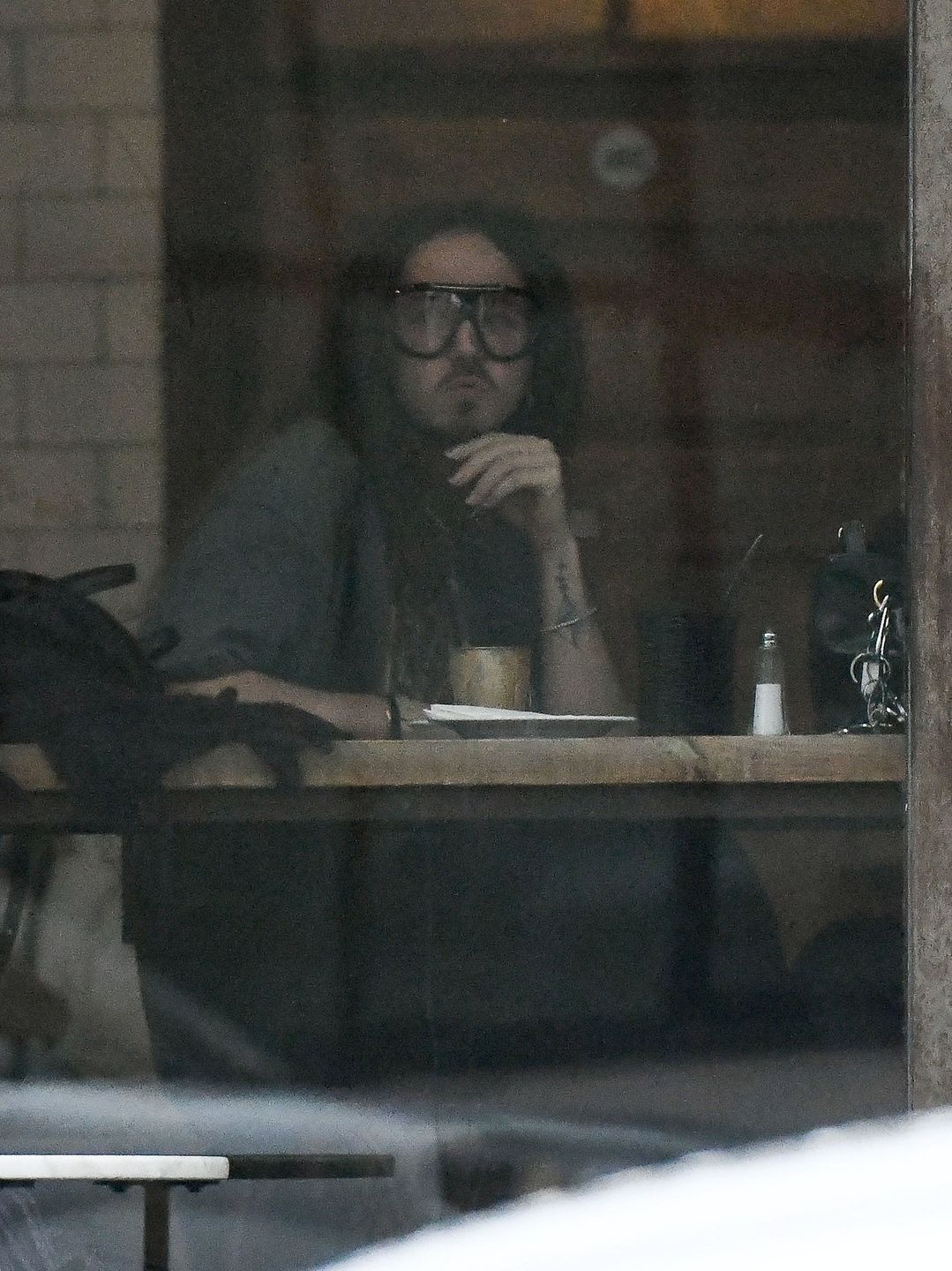 Michał Szpak na mieście w długim płaszczu