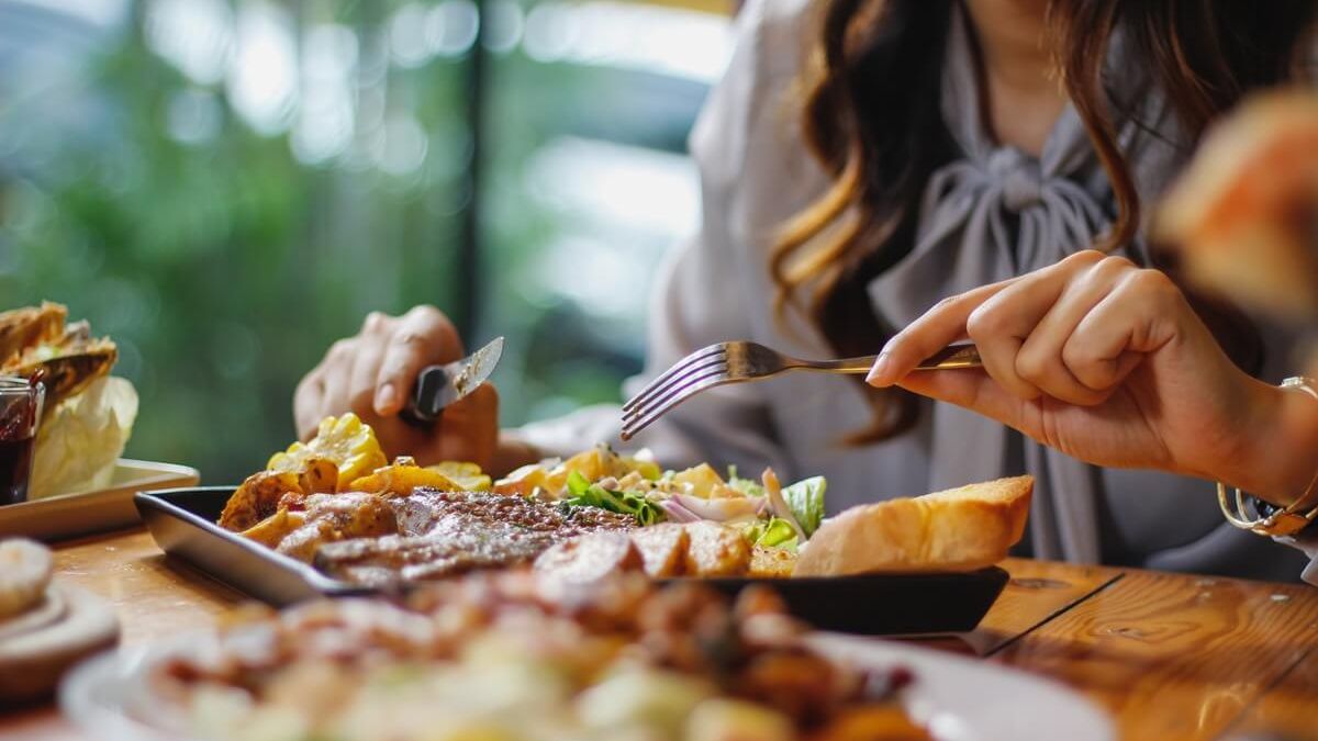 Kobieta jedząca obiad w restauracji