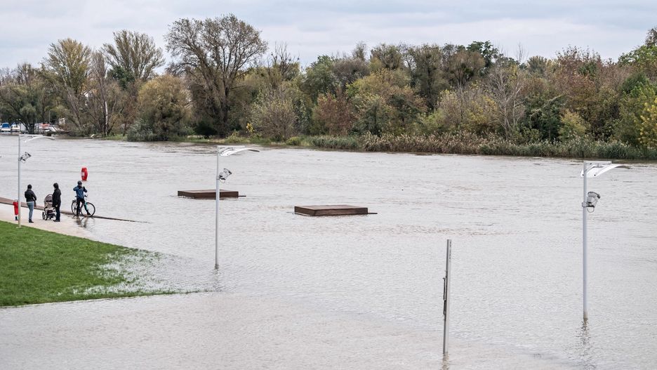 Wrocław. Zalana ul. Opatowicka. Miasto uspokaja