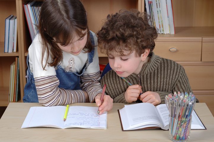 Dysleksja może objawiać się trudnościami w czytaniu, pisaniu i rozumieniu mowy