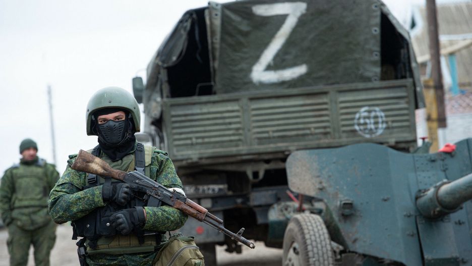 Wojna w Ukrainie - armia rosyjskaDONETSK, UKRAINE - MARCH 01: Pro-Russian separatists, in uniforms without insignia, gather in the separatist-controlled settlement of Mykolaivka (Nikolaevka) and Bugas, in Donetsk region (DPR) of Ukraine on March 01, 2022. Stringer / Anadolu Agency/ABACAPRESS.COMAA/ABACA