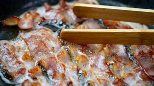 Zajadamy się codziennie i nie myślimy o skutkach. Te popularne produkty rujnują jelita