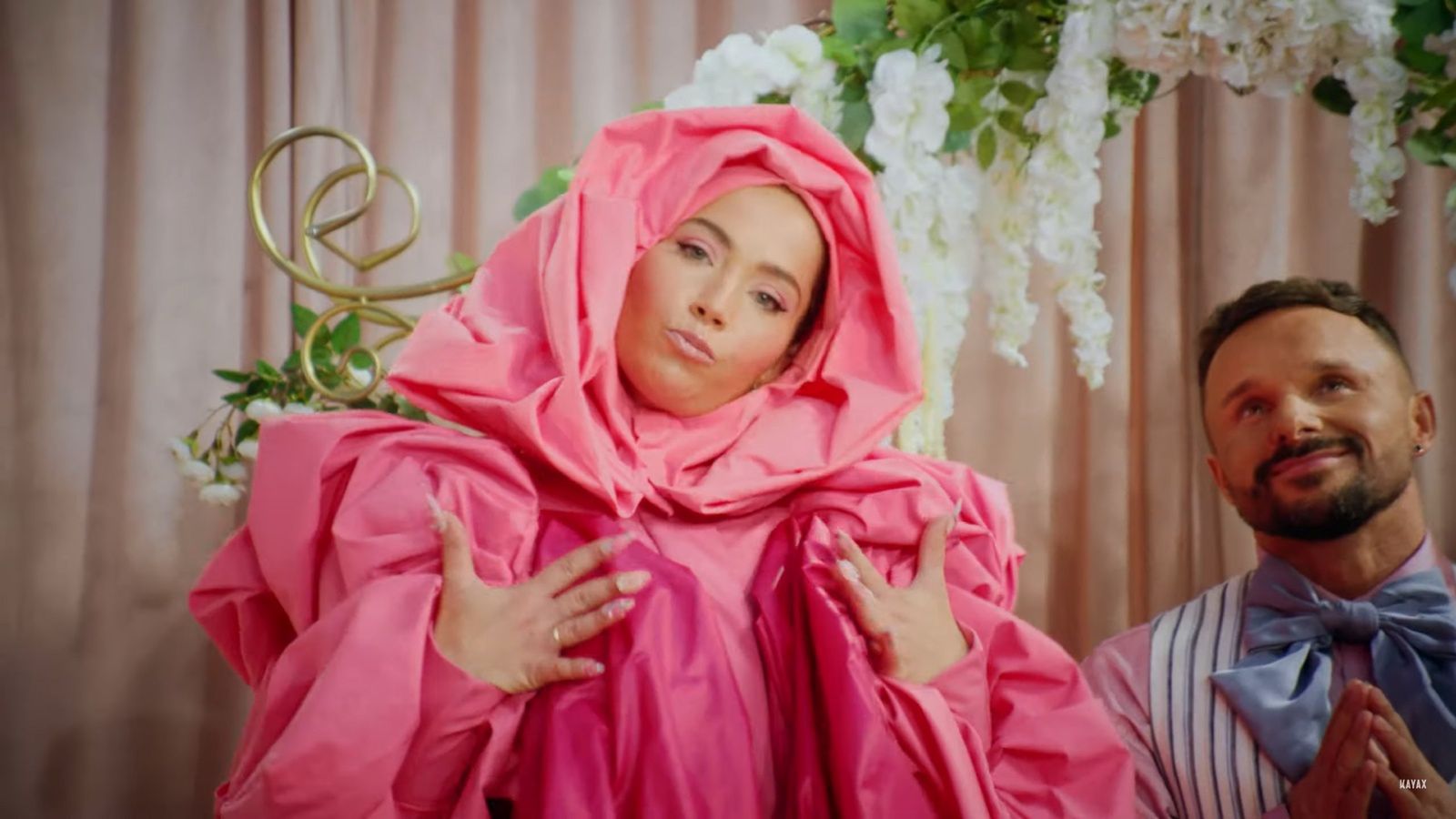 Mery Spolsky - "Maria przed ołtarzem"