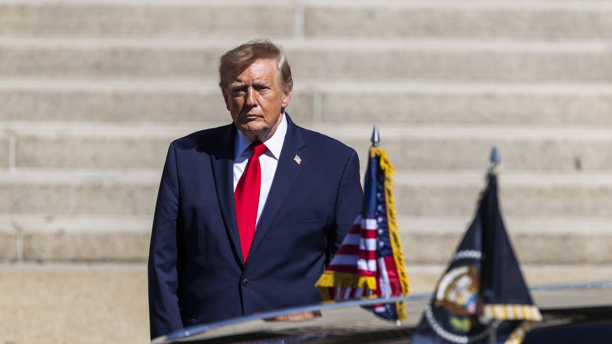 US President Trump and Chinese President Xi visit the National Archives in Washington DC
epa13263057 US President Donald Trump waits to escort Chinese President Xi Jinping to the National Archives in Washington, DC, USA, 25 September 2026. President Xi's three-day state visit is his first to DC in 11 years.  EPA/JIM LO SCALZO / POOL 
Dostawca: PAP/EPA.
JIM LO SCALZO / POOL
China-US, USA Diplo, Diplomatic efforts, Visit, US
