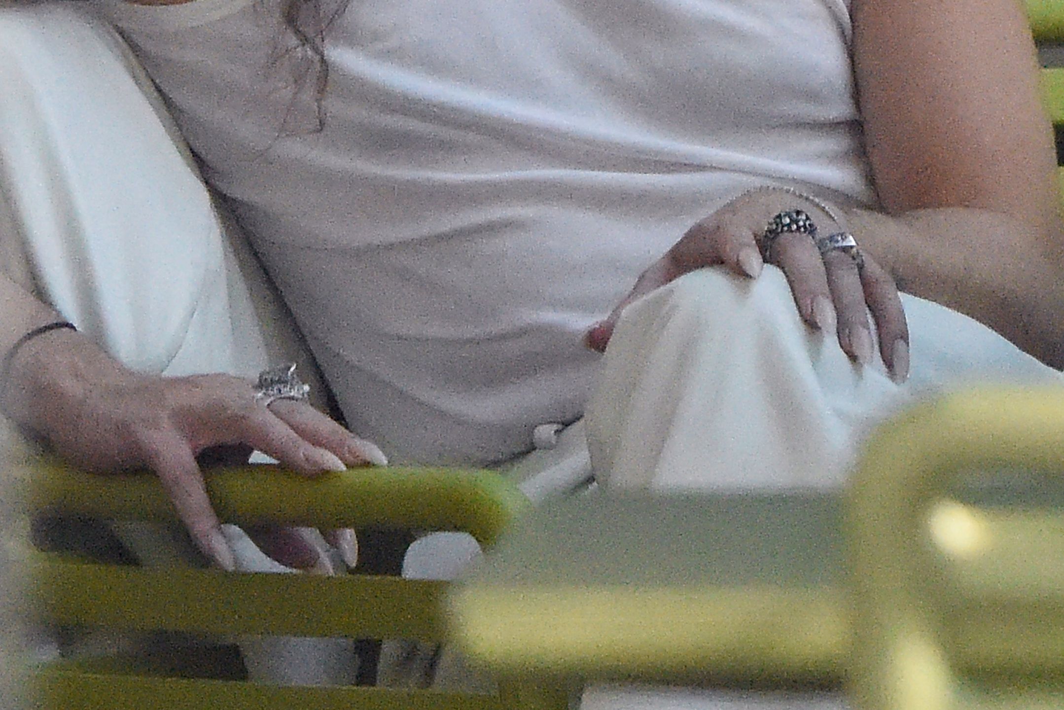 Michał Szpak delektuje się trunkiem na spotkaniu 