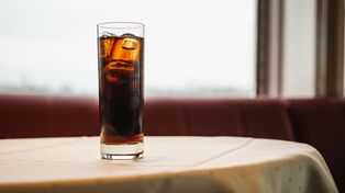 Pijesz jeden taki napój dziennie? Naukowcy alarmują ws. raka