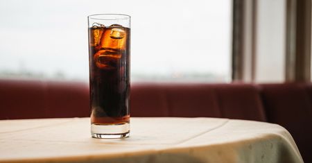 Pijesz jeden taki napój dziennie? Naukowcy alarmują ws. raka