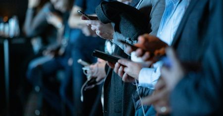 Każdego roku mówimy o 300 słów mniej. Czy smartfony zabiły small talk?
