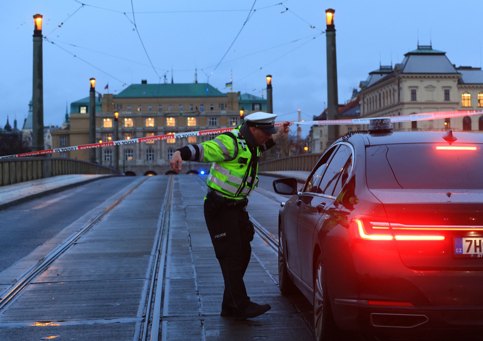 Several dead in central Prague shooting
epa11039966 A Police officer stands at a security cordon near to the scene of a shooting in central Prague, 21 December 2023. According to Czech Police several people have been killed and "dozens" injured in an incident in the capital of the Czech Republic.  EPA/MARTIN DIVISEK 
Dostawca: PAP/EPA.
MARTIN DIVISEK