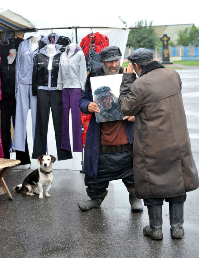 Sprzedawca i klient przymierzający czapkę na straganie © Wiktor Draczjow / Belarus Press Photo
