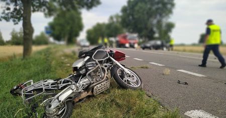 Zderzenie volkswagena z motocyklem na drodze krajowej nr 17. Motocyklista zabrany przez LPR