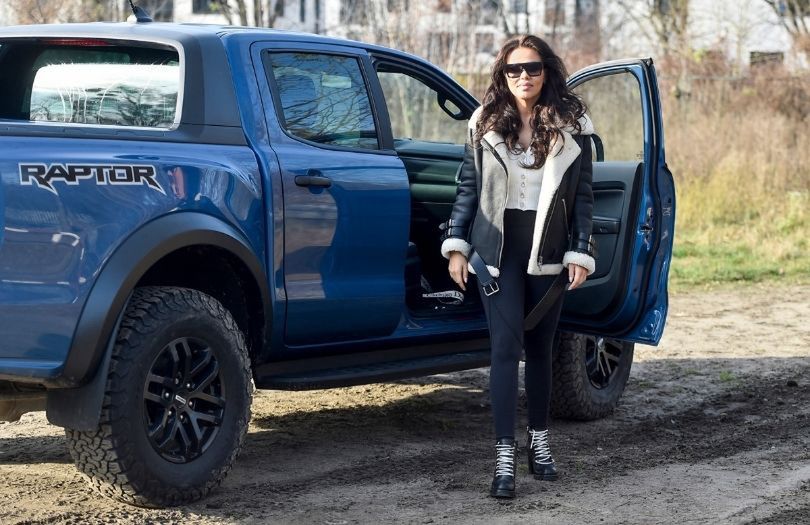 Sylwia Bomba pozuje do zdjęć na planie programu motoryzacyjnego
