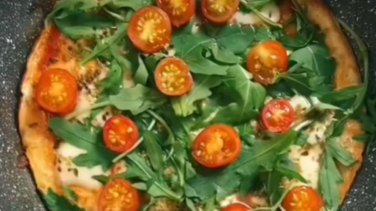 Przepis na omlet a'la pizza. Będziesz w szoku, jak pysznie smakuje 