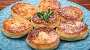 Serowe placuszki bez miksera. Już po 4 minutach rumienią się na patelni