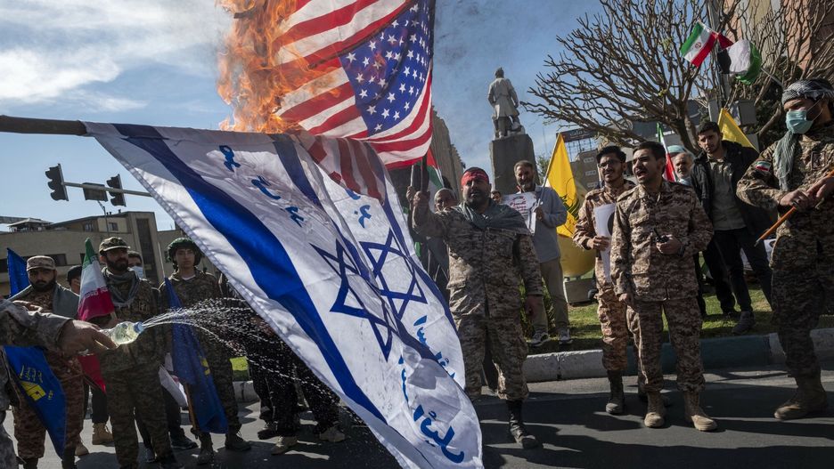 Trumny okryte flagami USA i Izraela w Teheranie
Members of the Islamic Revolutionary Guard Corps (IRGC) are burning flags of Israel and the U.S. during a funeral for members of the IRGC Quds Force who were killed in an Israeli air strike in Syria, in Tehran, Iran, on April, 2024. Mohammad Reza Zahedi, a senior commander of the Iranian Revolutionary Guards Corps (IRGC) Quds force, his deputy, Mohammad Hadi Haji Rahimi, and five other members of the IRGC were killed in an Israeli air strike on the Iranian consulate in Damascus. (Photo by Morteza Nikoubazl/NurPhoto) (Photo by Morteza Nikoubazl / NurPhoto / NurPhoto via AFP)
MORTEZA NIKOUBAZL