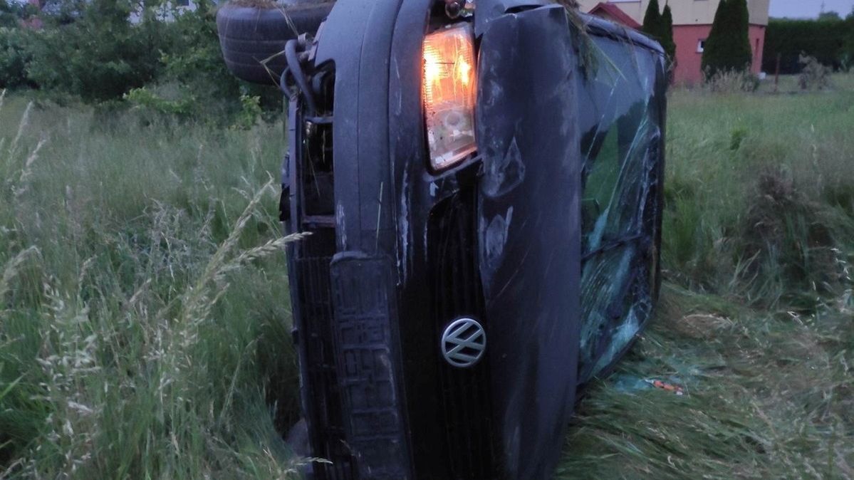 Po dachowaniu pojazdu pijany kierowca zaczął uciekać pieszo